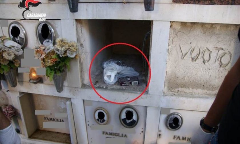 Armi e munizioni scoperte dai Carabinieri nel loculo del cimitero di Bari