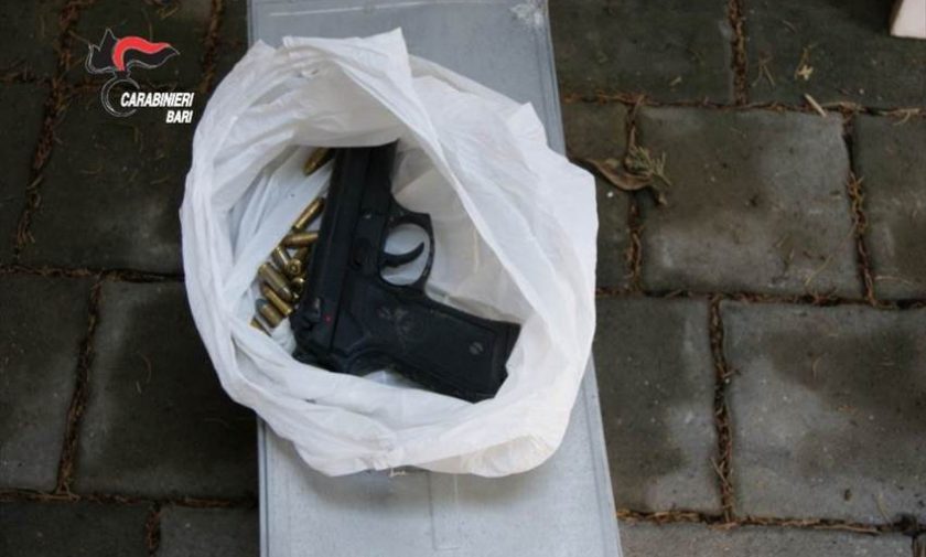 Armi e munizioni scoperte dai Carabinieri nel loculo del cimitero di Bari