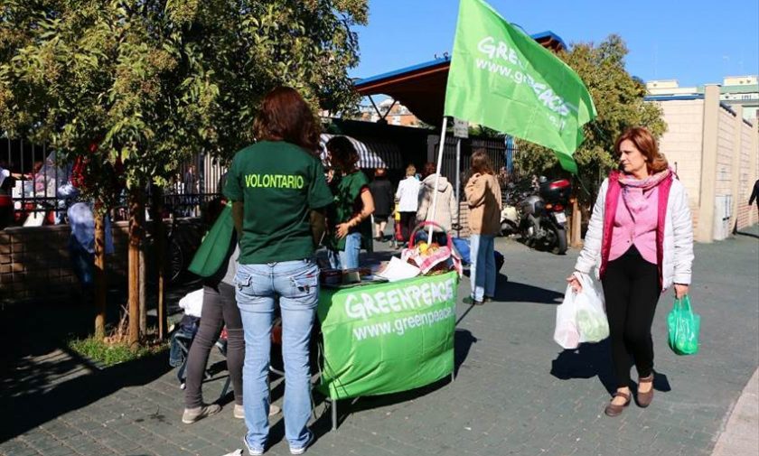 Gli attivisti di Greenpeace nel mercato di Santa Scolastica