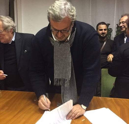 Michele Emiliano firma l'accordo nella sede del Ministero dello Sviluppo economico