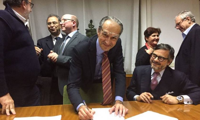 Leo Caroli firma l'accordo nella sede del Ministero dello Sviluppo economico