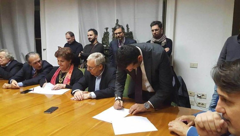 Antonio Decaro firma l'accordo nella sede del Ministero dello Sviluppo economico