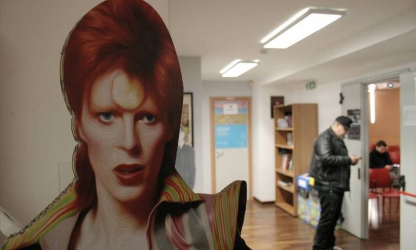 La Mediateca ospita la mostra "Sulle tracce di David Bowie"