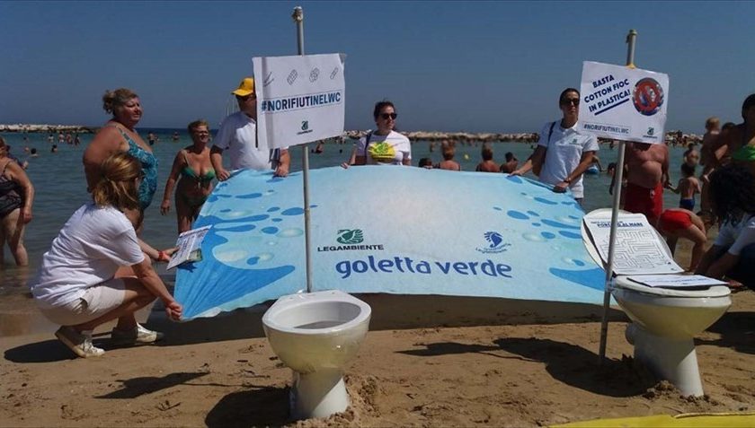 I volontari di Legambiente sulla spiaggia di Pane e Pomodoro per la nuova campagna di Goletta Verde