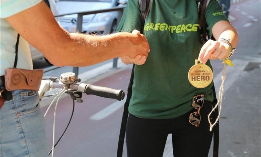 I volontari Greenpeace premiano simbolicamente chi sceglie di muoversi a piedi