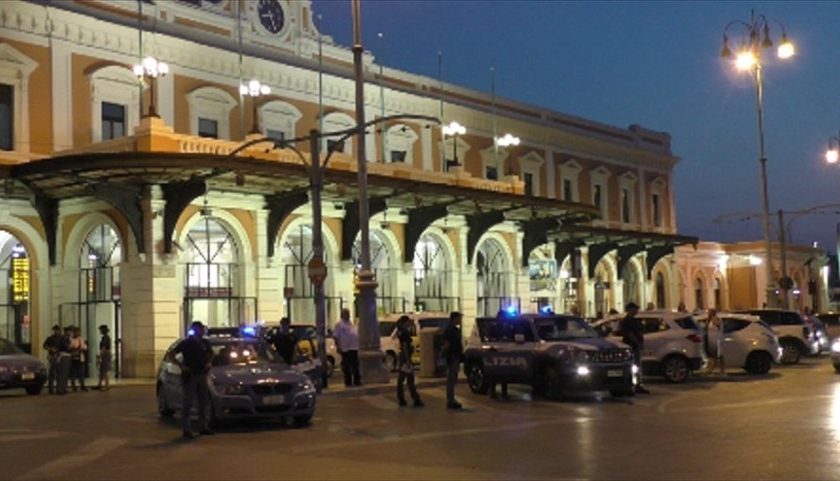 Controlli di Polizia nella stazione di Bari centrale