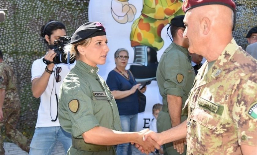 Il generale di corpo d’armata Rosario Castellano negli spazi espositivi dell'Esercito