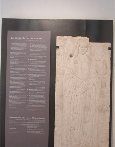 Fig. 1 Coperchio di sarcofago in pietra di una delle badesse del monastero di Santa Scolastica (badessa Adriana Gerunda  (XII sec.)