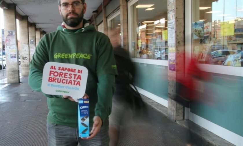 I volontari di Greepeace nei supermercati di Bari