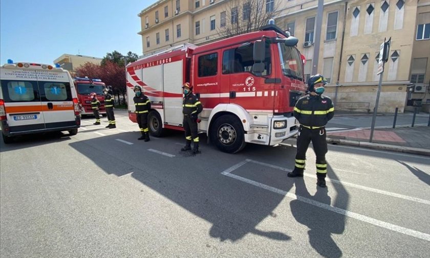 Omaggio dei vigili del fuoco agli operatori sanitari del Policlinico di Bari