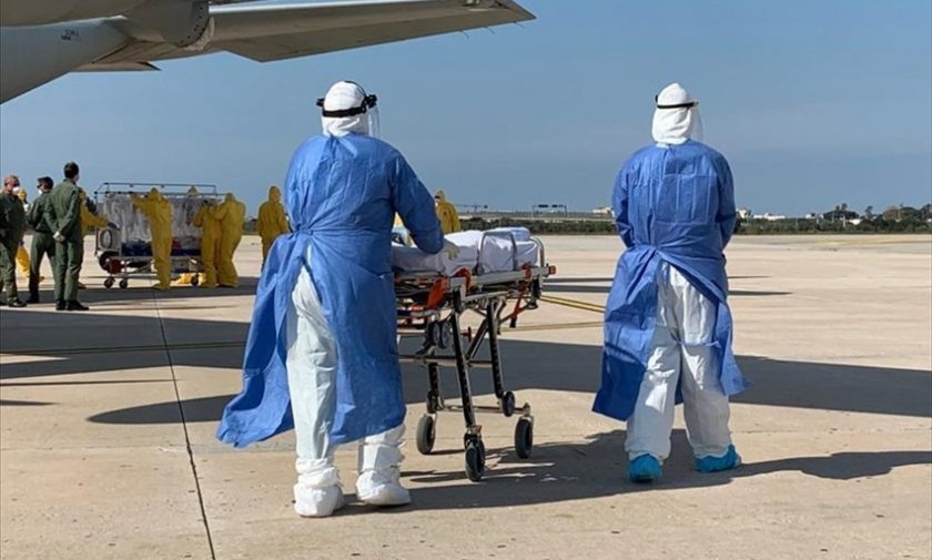 Il C-130 dell'Aeronautica militare sulla pista dell'aeroporto Karol Wojtyla di Bari con a bordo due pazienti positivi al Covid19