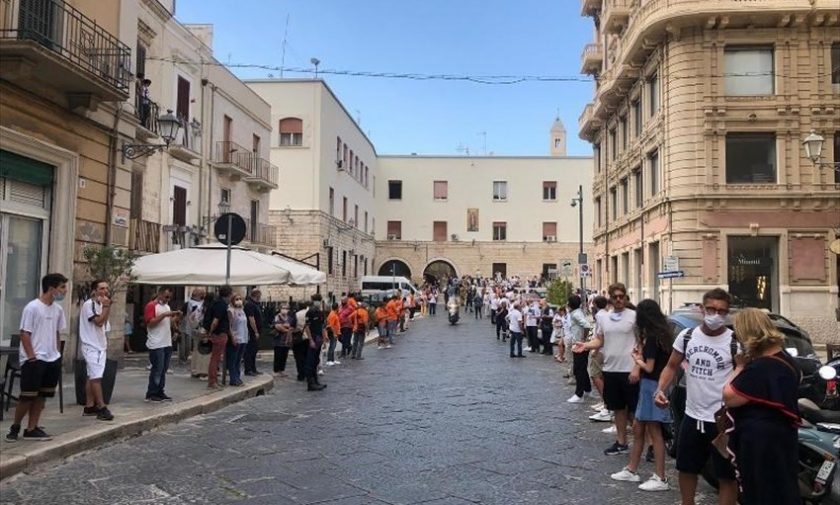 Il flash mob dei volontari a Bari