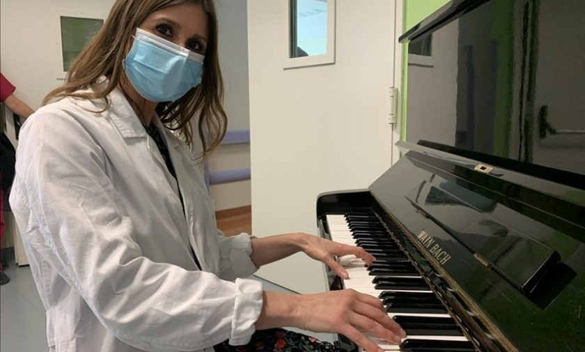 donato un pianoforte per il reparto di Terapia intensiva neonatale