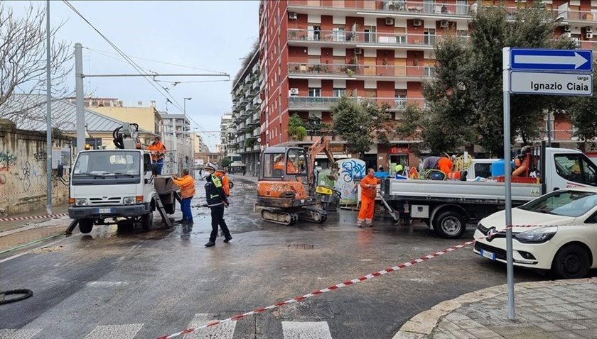 I lavori di riparazione della grande condotta di Corso Benedetto Croce a Bari