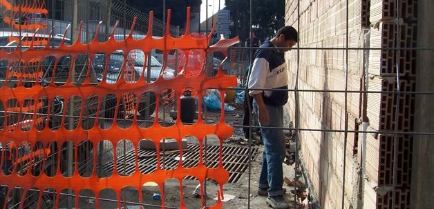 Un lavoratore senza nessuna protezione al lavoro presso l'Ospedale Divenere
