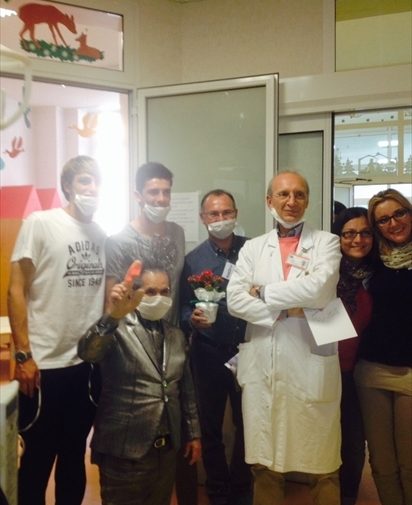 Marco Chiosa e Stefano Beltrame nel reparto di Oncoematologia. Con loro il personaggio tv dell'Alieno