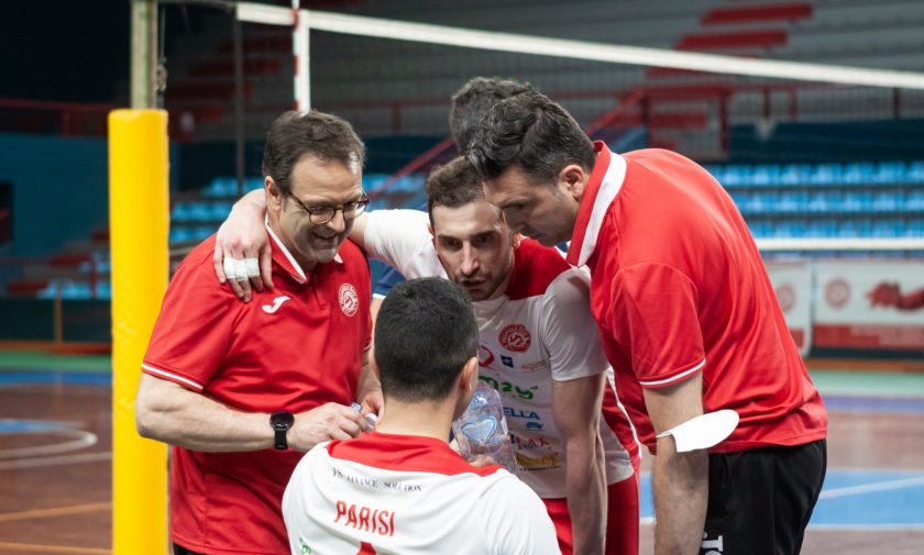 I tecnici e i giocatori della Pallavolo Bari durante una fase della partita