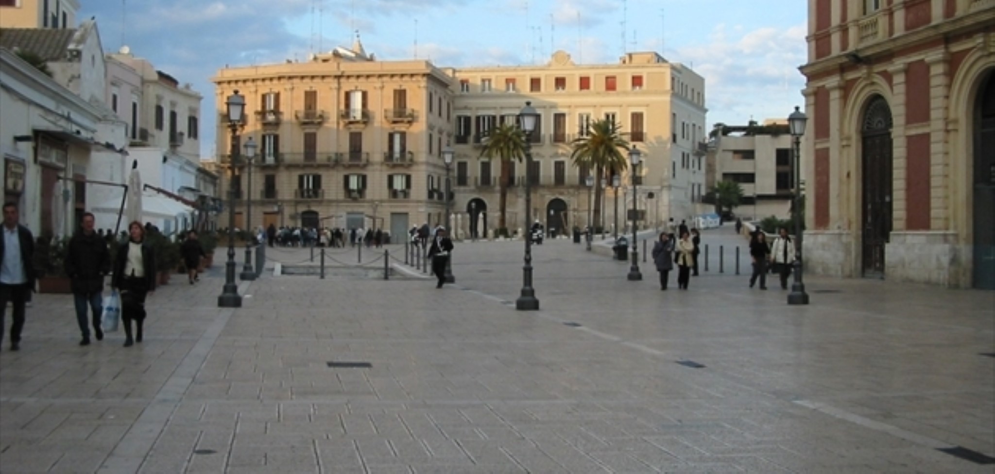 Giornata contro la violenza sulle donne, flashmob e monologhi in piazza del Ferrarese