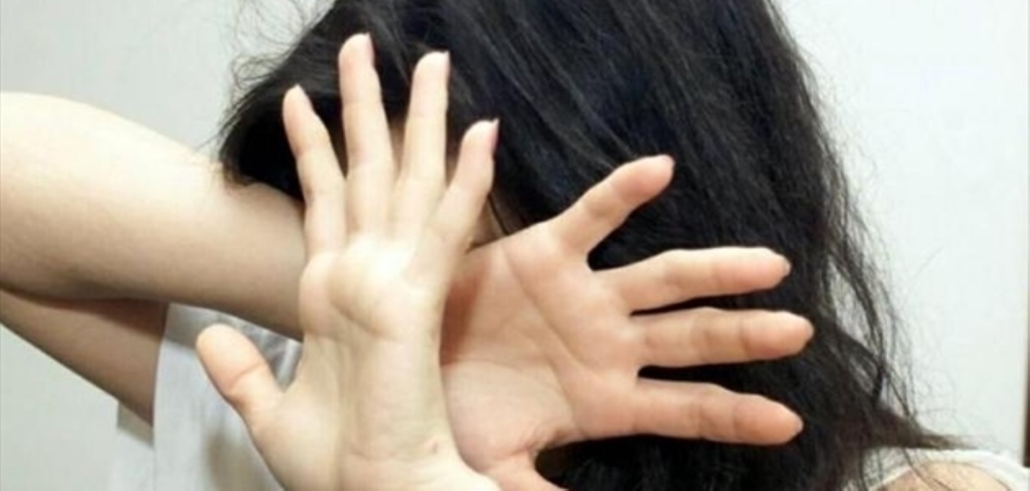 Tenta di dare fuoco all’ex moglie dopo averla cosparsa di alcol: arrestato per tentato femminicidio