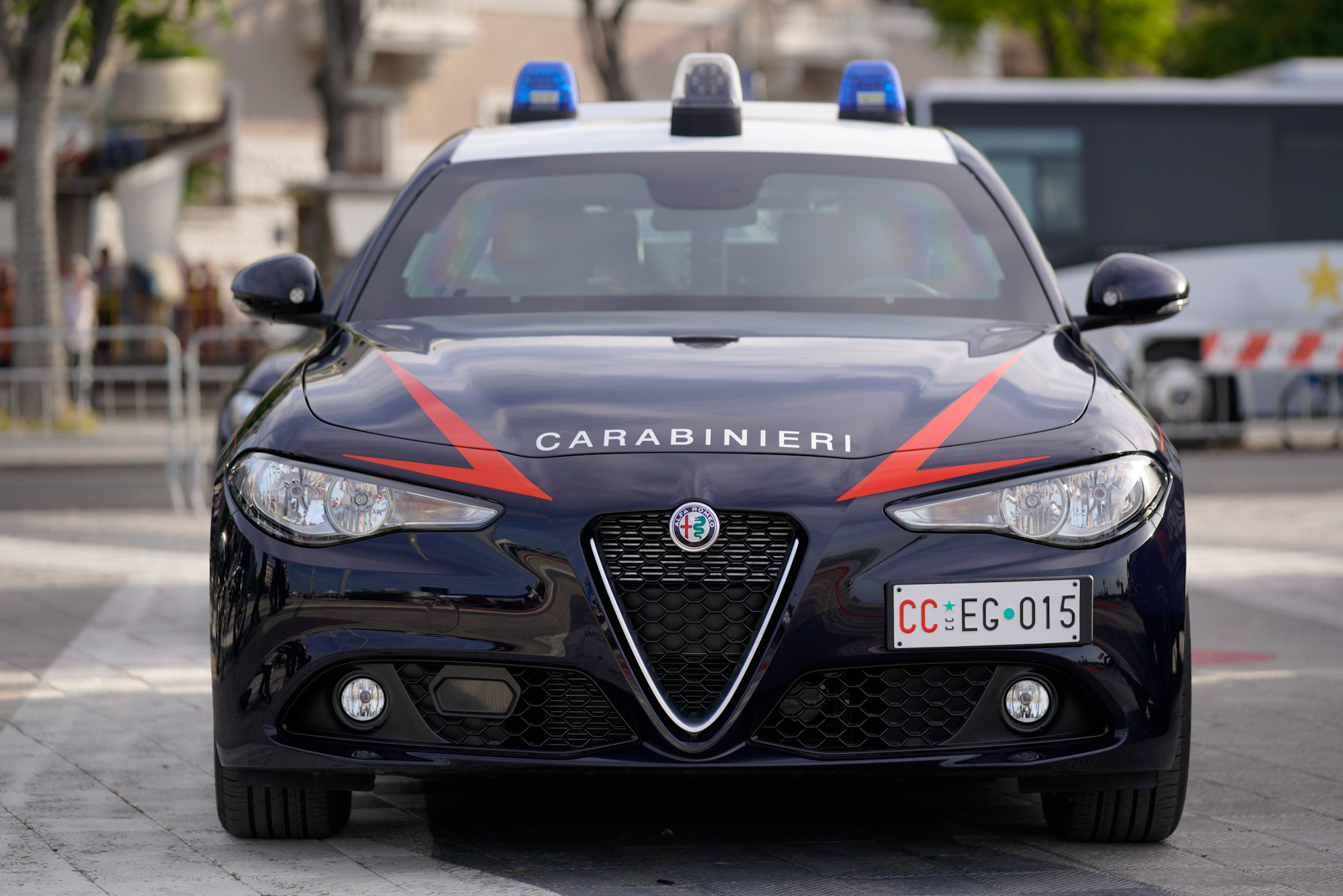 Banditi speronano l’auto dei carabinieri e fanno fuoco