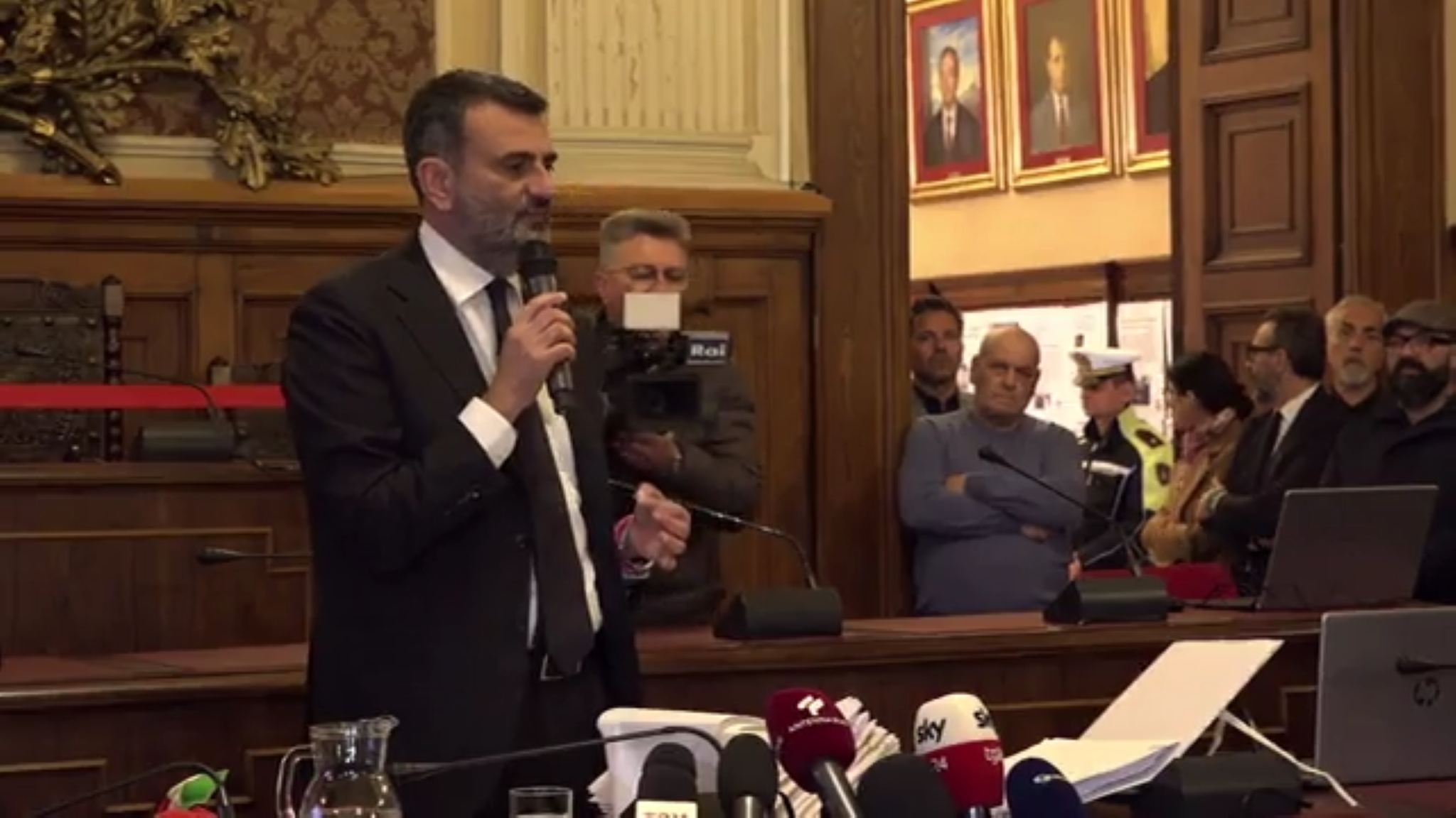 Processo “Codice Interno”, il pentito in aula: «Decaro incontrò il fratello del boss»