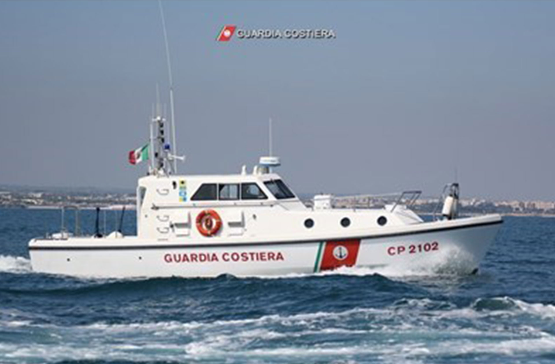 Bloccati su uno scoglio, due ragazzi salvati da un soccorritore marittimo specializzato. Il video