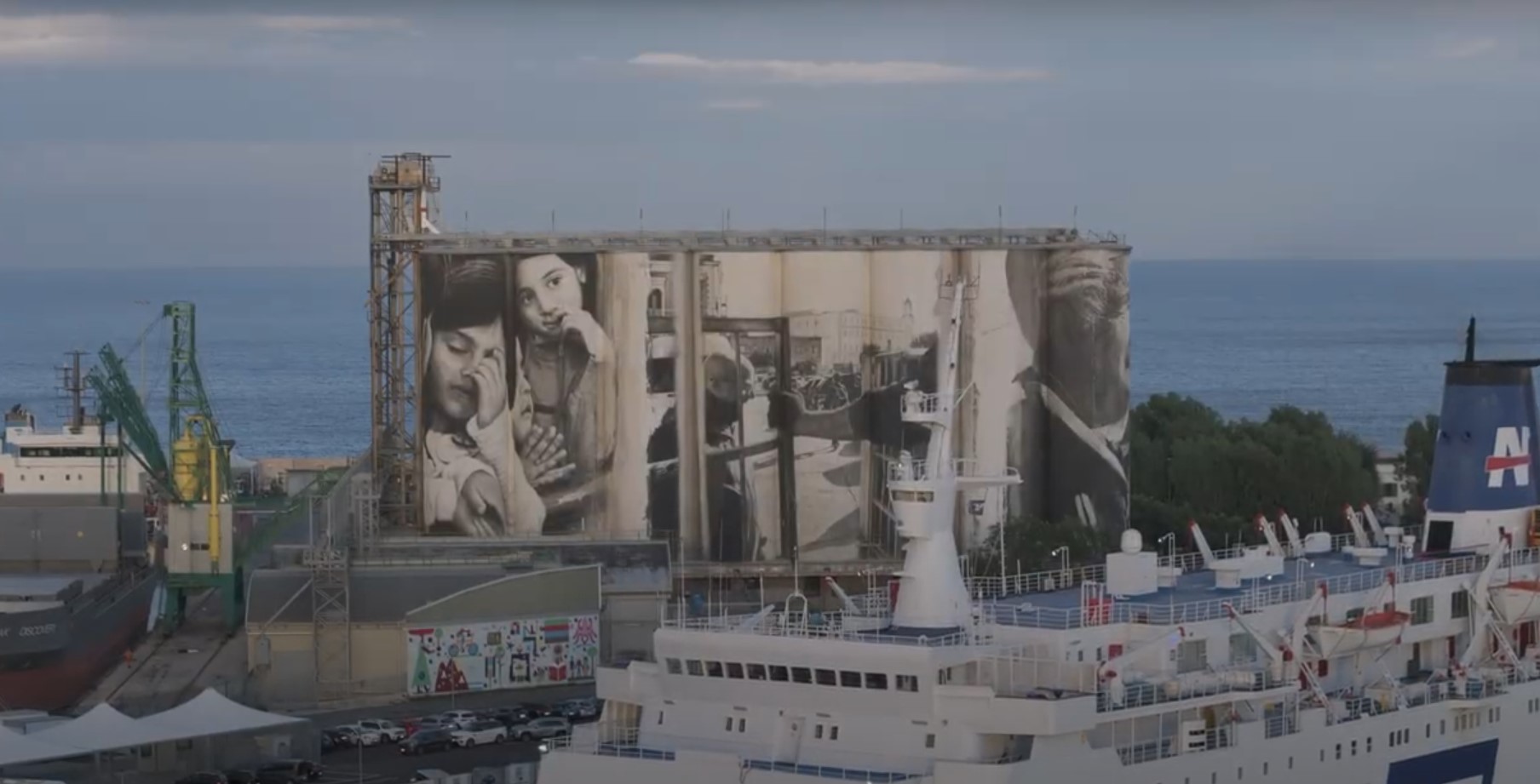 I silos del porto diventano un’opera d’arte: presentata l’opera dell’artista van Helten