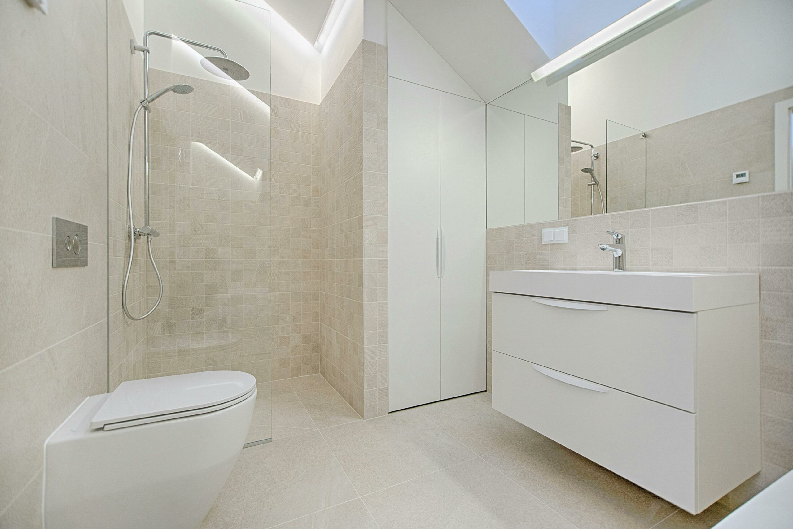 Ristrutturare il bagno: sanitari, doccia e mobili sospesi