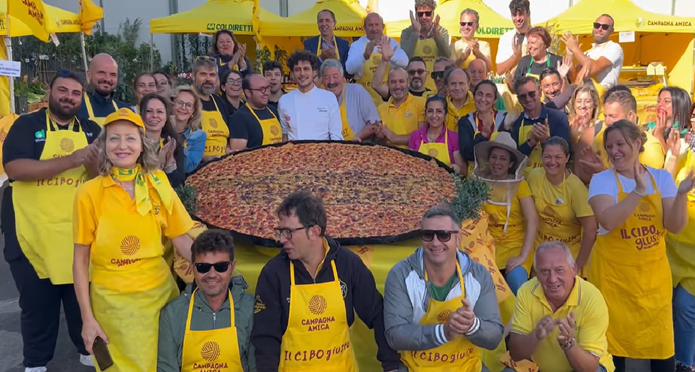 A Bari sfila la focaccia da Guiness: 40 chili per 2 metri di diametro