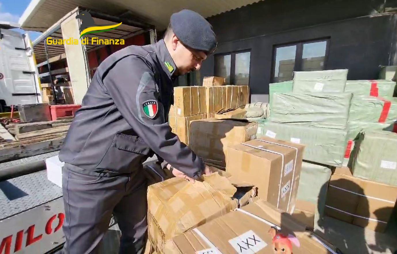 Borse e giocattoli contraffatti sequestrati al porto di Bari