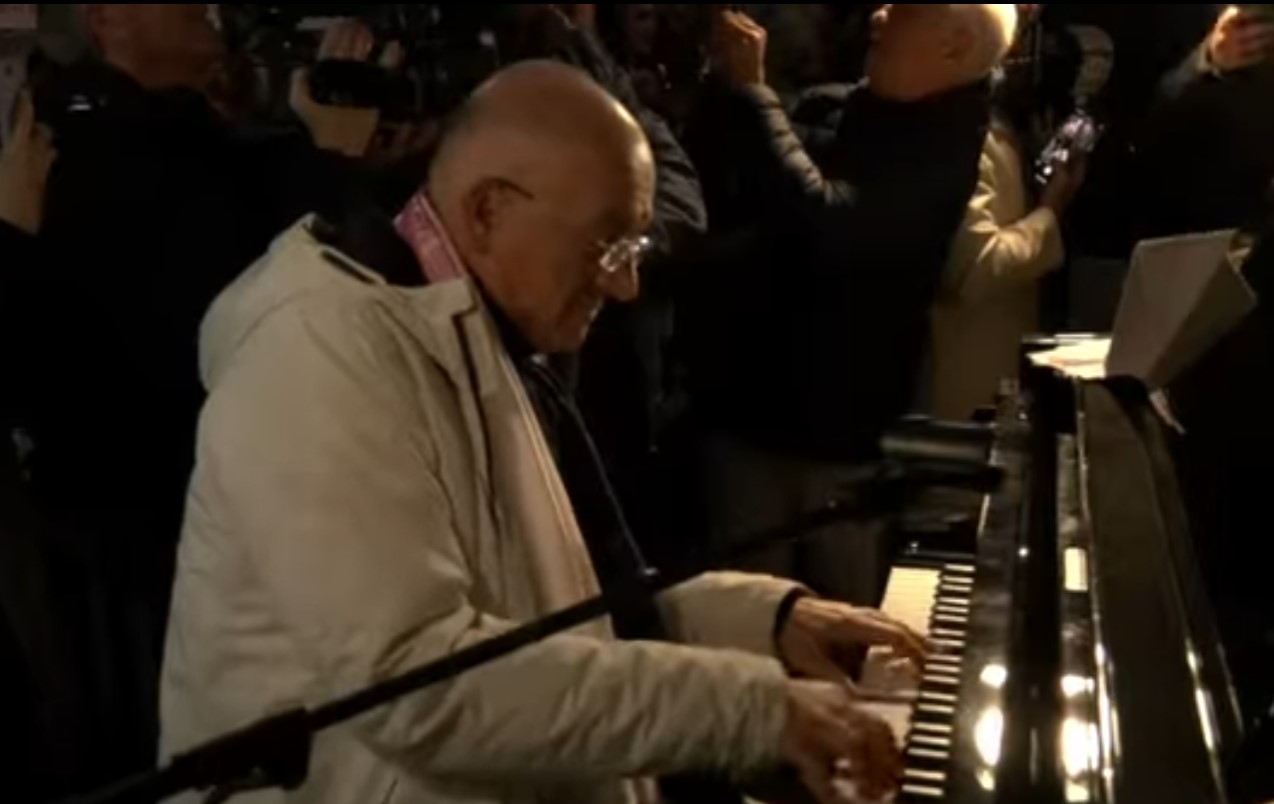 Torna “Un pianoforte per strada”, la no-stop musicale del vice ministro Sisto