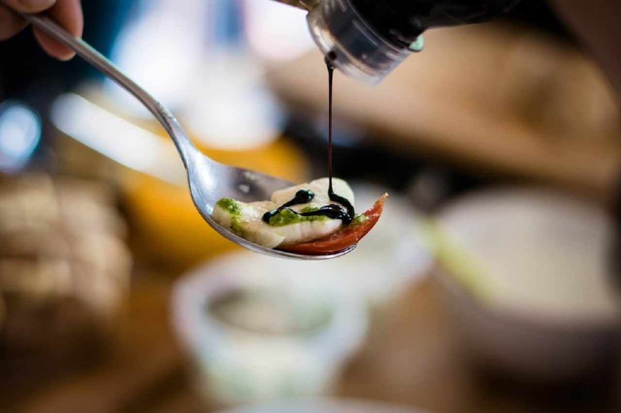 Dalle antiche acetaie alla tavola gourmet: il presente e il futuro dell’aceto balsamico di Modena