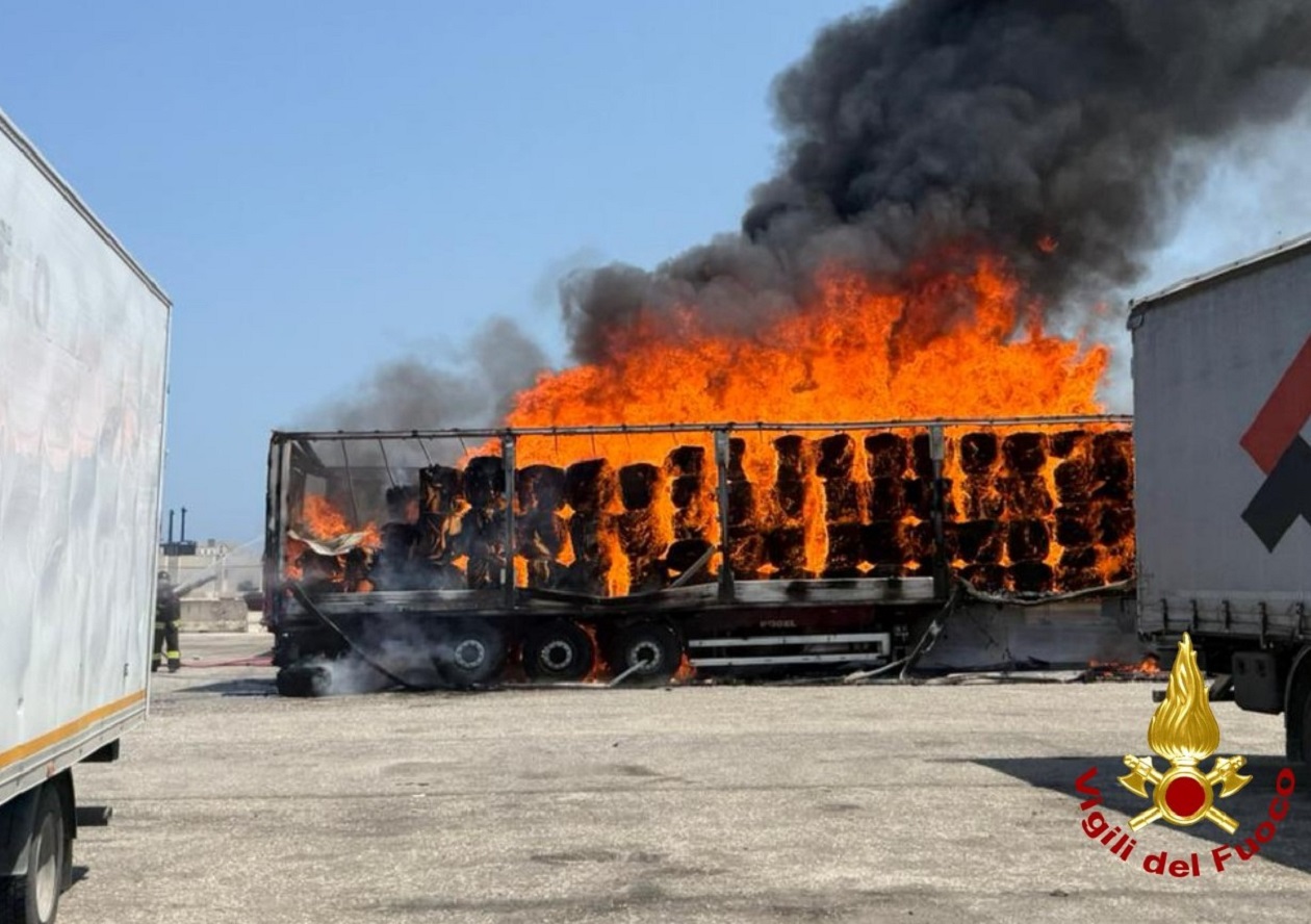 Incendio al porto di Bari: Tir in fiamme, evitato disastro grazie al pronto intervento dei Vigili del Fuoco