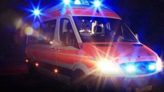 Schianto all’alba a Japigia: auto sbanda sul cantiere del Brt e travolge quattro vetture. Cinque giovani feriti