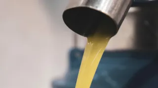 Olio evo sotto pressione: scorte in aumento (+117%) e boom di import (+50%) fanno crollare i prezzi e alimentano frodi