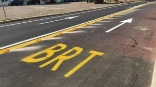 BRT: in corso la realizzazione delle corsie preferenziali in via Omodeo e lungo il percorso della linea verde con strisce gialle e borchie