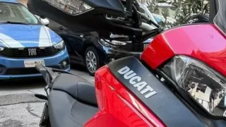 Sfonda la porta del negozio e tenta di raggiungere l’ex barricata in bagno: arrestato