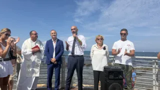 Riqualificata la spiaggetta di San Cataldo: svelata l’opera “La Baia degli Angeli”